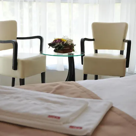 Hotel Zeder Garni 4*